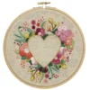 Broderikit Hjärta med blommor Ø18 cm – allt för ett kärleksfullt broderi!