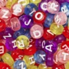 500 färgglada bokstavspärlor, transparenta med vit text, A-Z, Ø7 mm