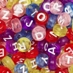 500 färgglada bokstavspärlor, transparenta med vit text, A-Z, Ø7 mm