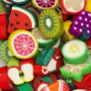 Fruktpärlor av lera, ca 100 st. färgglada och detaljrika pärlor, ca Ø1 cm