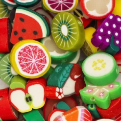 Fruktpärlor av lera, ca 100 st. färgglada och detaljrika pärlor, ca Ø1 cm