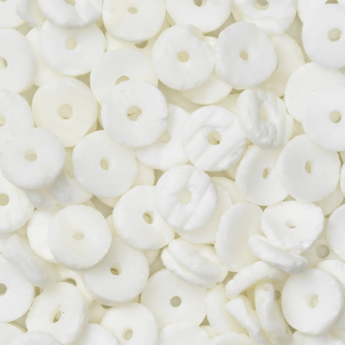 90–100 heishi beads / heishi-pärlor av äkta snäckskal