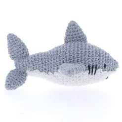 Hoooked DIY-kit Maverick Shark, den jättesnälla hajen! L. 21 cm