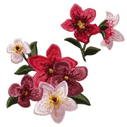 Iron-on tygmärke 2 blommor med glitterdetaljer, en stor (85×65 mm) och en liten