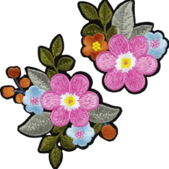 Iron-on tygmärke rosa blommor i 2 storlekar med massor av detaljer 2 st. 65×75 mm & 48×53 mm