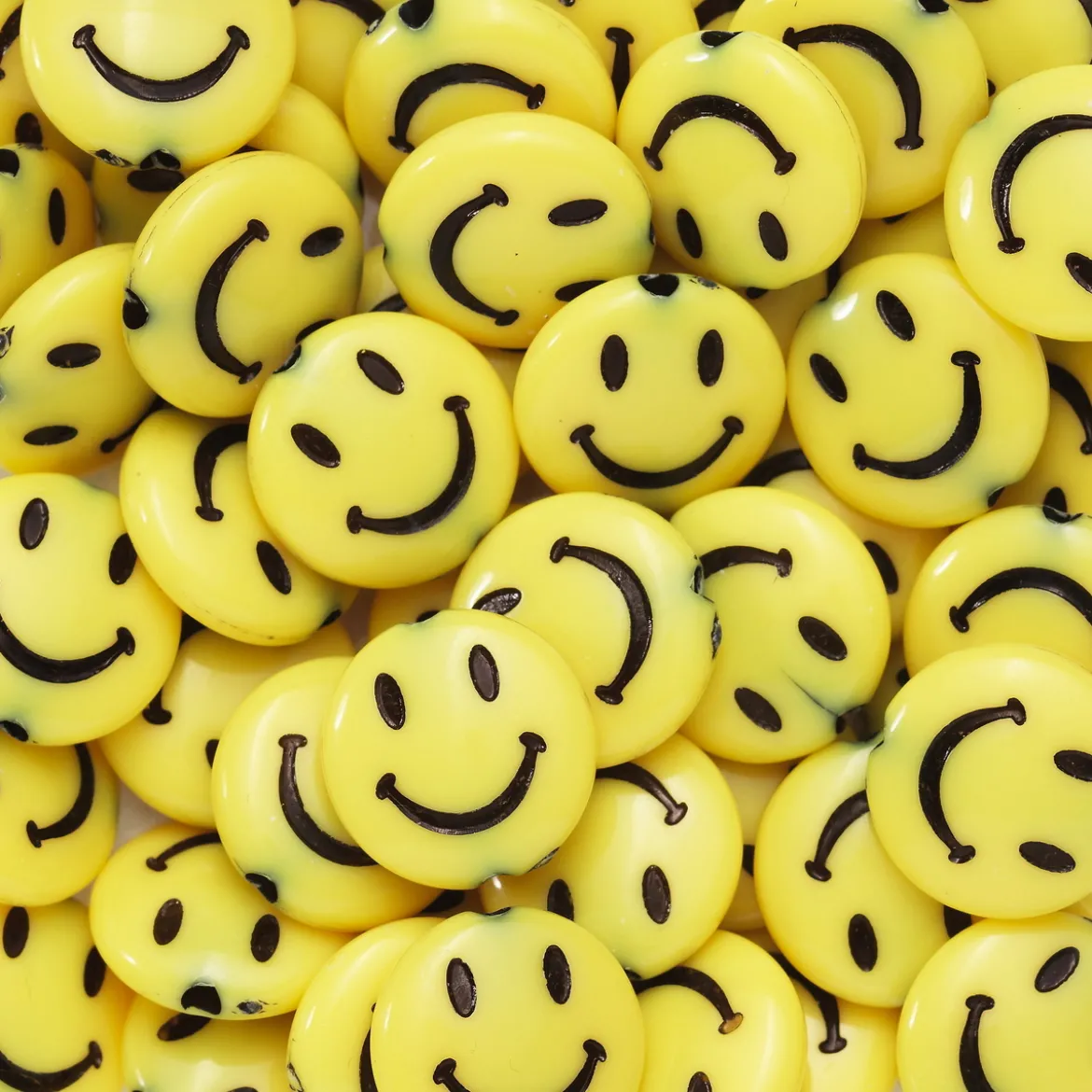 50 klargula stora runda smileypärlor – sprid glädje med smileys! Ø14 mm
