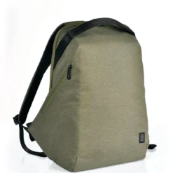 Kozo ryggsäck, tillverkad av återvunna PET-flaskor, olive. Mått: 35×49×15 cm