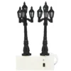 2 lyktstolpar med 4 LED-ljus, 12 cm höga. Drivs av 2 AA-batterier (ingår ej)