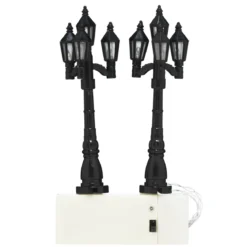 2 lyktstolpar med 4 LED-ljus, 12 cm höga. Drivs av 2 AA-batterier (ingår ej)
