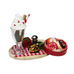 Miniatyrkit med diverse julgodis, fatet är 4 cm långt och glassen 3 cm hög