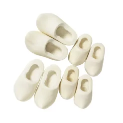 Miniatyrkit med 4 par små tofflor av ljust trä, längd 3–4 cm