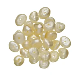 Mix av 30 st. sötvattenspärlor som är ca 5 mm långa, 3–4 mm breda och 4 mm tjocka