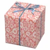 Presentpapper på rulle 10 m × 57 cm – korallrosa med vita blomstermotiv