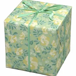 Presentpapper på rulle 10 m × 57 cm – ljusgrönt papper med massor av blommor