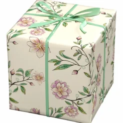Presentpapper på rulle 10 m × 57 cm – offwhite papper med vintageblommor
