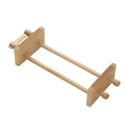 Pärlväv av trä, vävbredd 9,5 cm, vävlängd 21 cm. Total storlek 31,5×12,8×6 cm