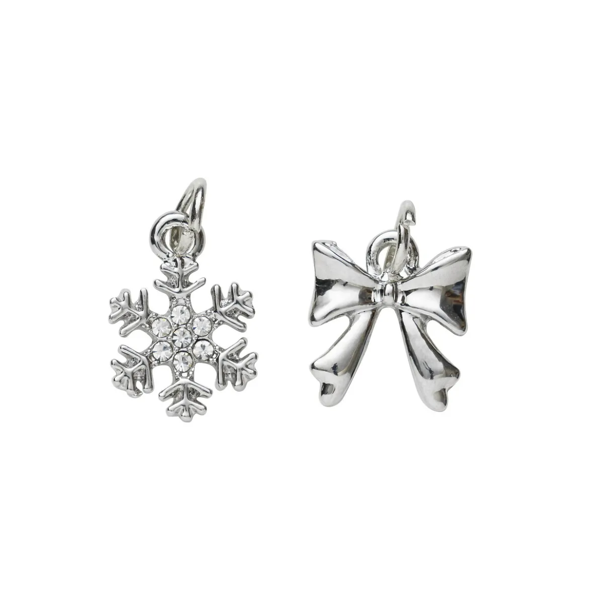 2 silverfärgade hängen charms snöflinga med strass Ø11 mm, rosett 12,5×11 mm