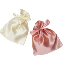 Smyckespåsar av satin, 8 st. 9×11,5 cm i crémefärg och ljusrosa, 4 av varje