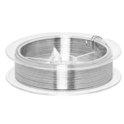 Smycketråd av metall, silverfärgad. Tjocklek 0,8 mm, längd 18 meter