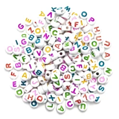 500 st. bokstavspärlor med färgad text A-Z
