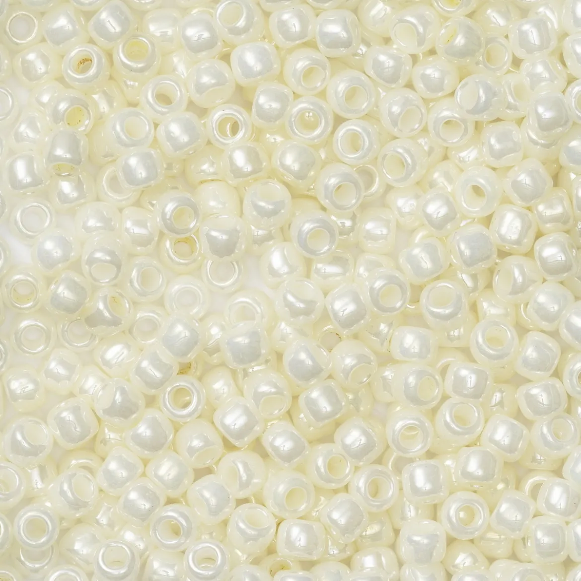 TOHO-pärlor runda 11/0 – pärlemor, 122 Opaque lustered navajo white